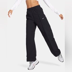 Nike Sportswear Everything Wovens black woven pants — Womens Size Medium.